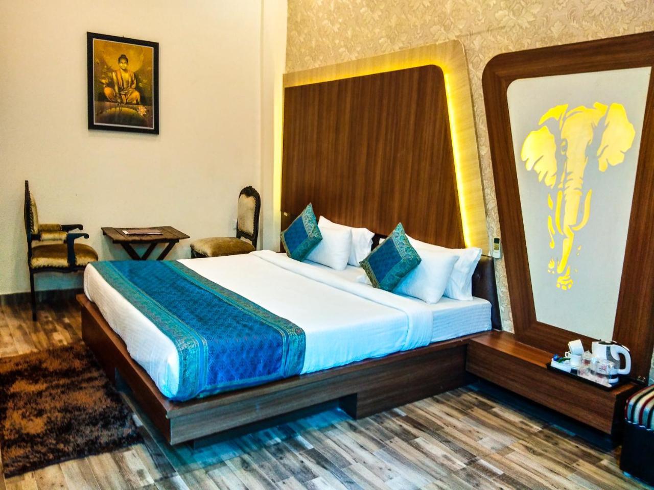 Dwivedi Sri Omkar Palace Inn